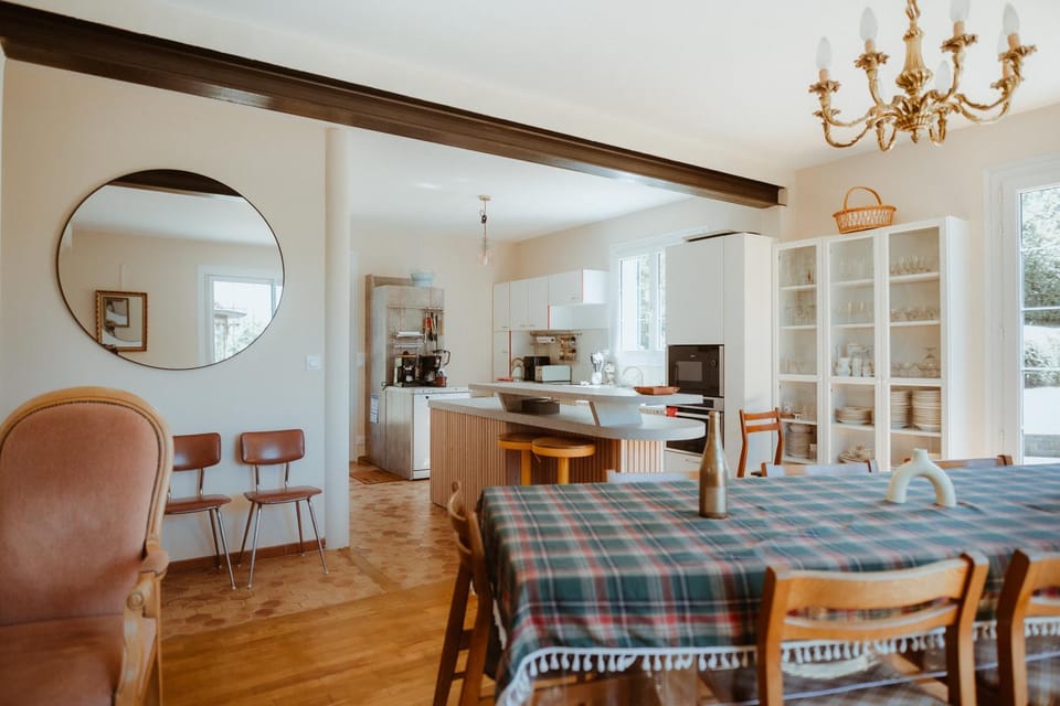 Kitchen or kitchenette, Living room, oven