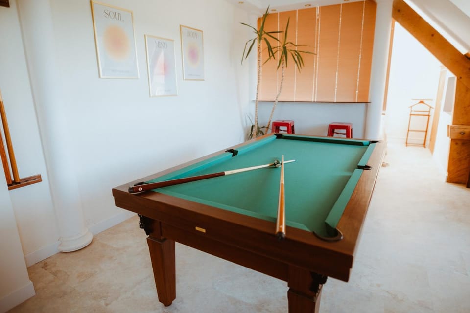 Billiard, Game Room