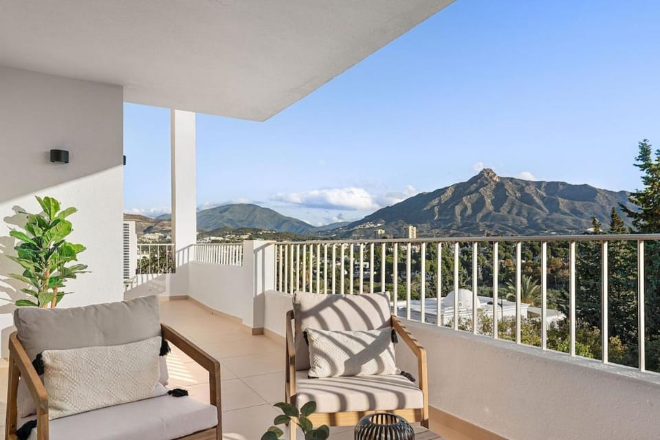 MARBELLA HOME RENTALS - Puerto Banus, 3BR Apartment, sea & mountain views Apartment in Marbella
