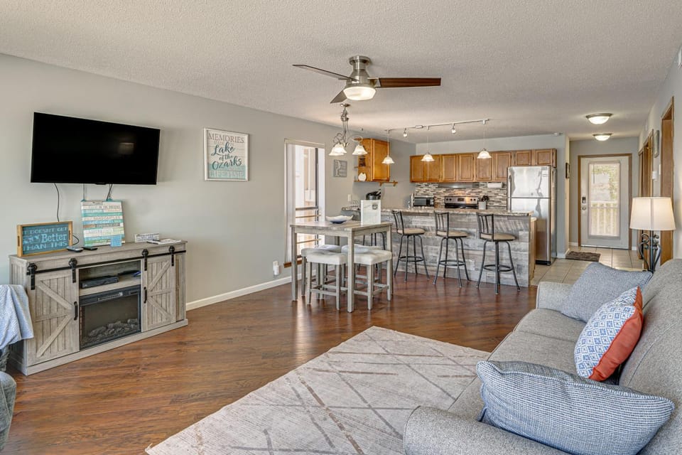 Lakefront Osage Beach Condo w/ Balcony & Pool House in Osage Beach