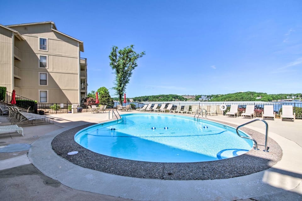 Lakefront Osage Beach Condo w/ Balcony & Pool House in Osage Beach