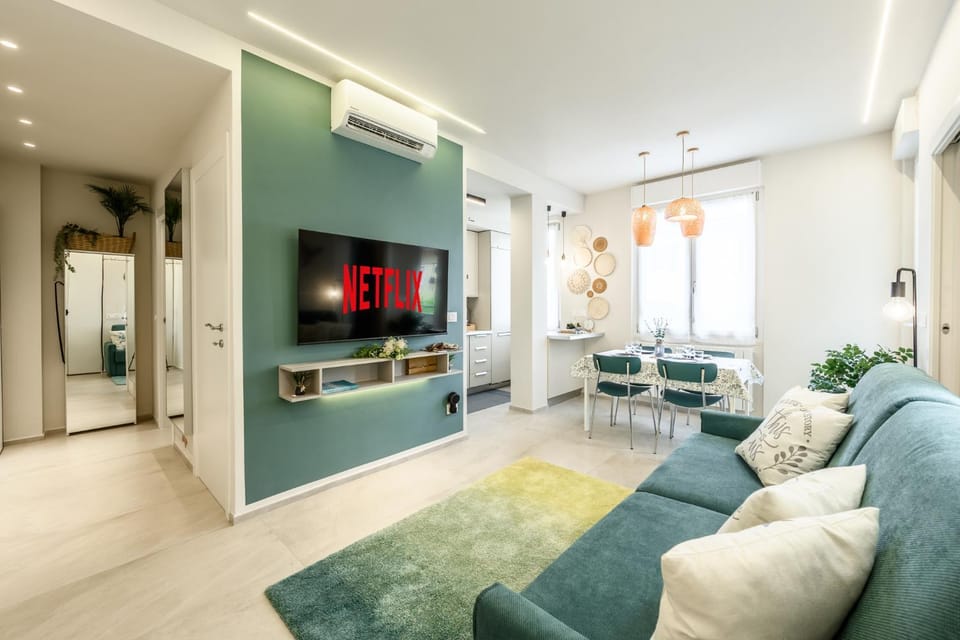 Communal lounge/ TV room, TV and multimedia, Kitchen or kitchenette, Living room, Seating area, Evening entertainment, oven, air conditioner