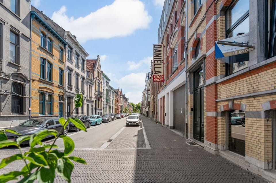 Property building, Day, Neighbourhood, City view, Street view, Location, Parking