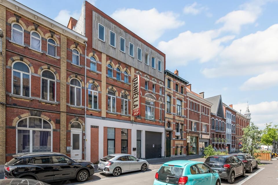 Property building, Day, Neighbourhood, City view, Street view, Location, Parking