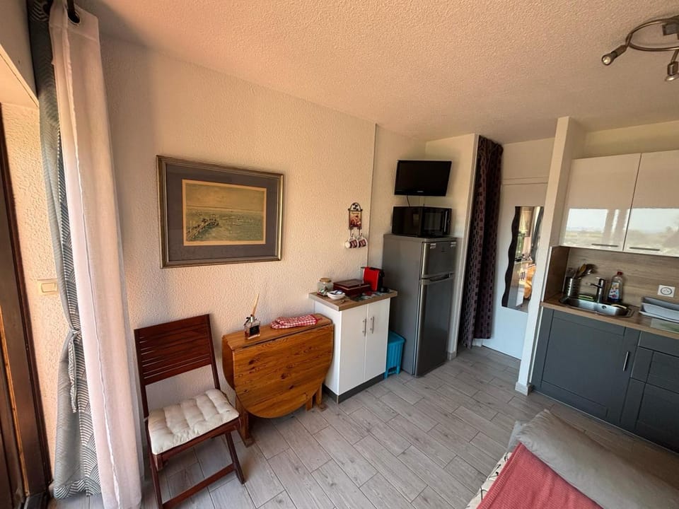 Kitchen or kitchenette, Living room, Dining area