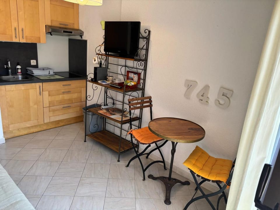 Kitchen or kitchenette, stove, kitchen