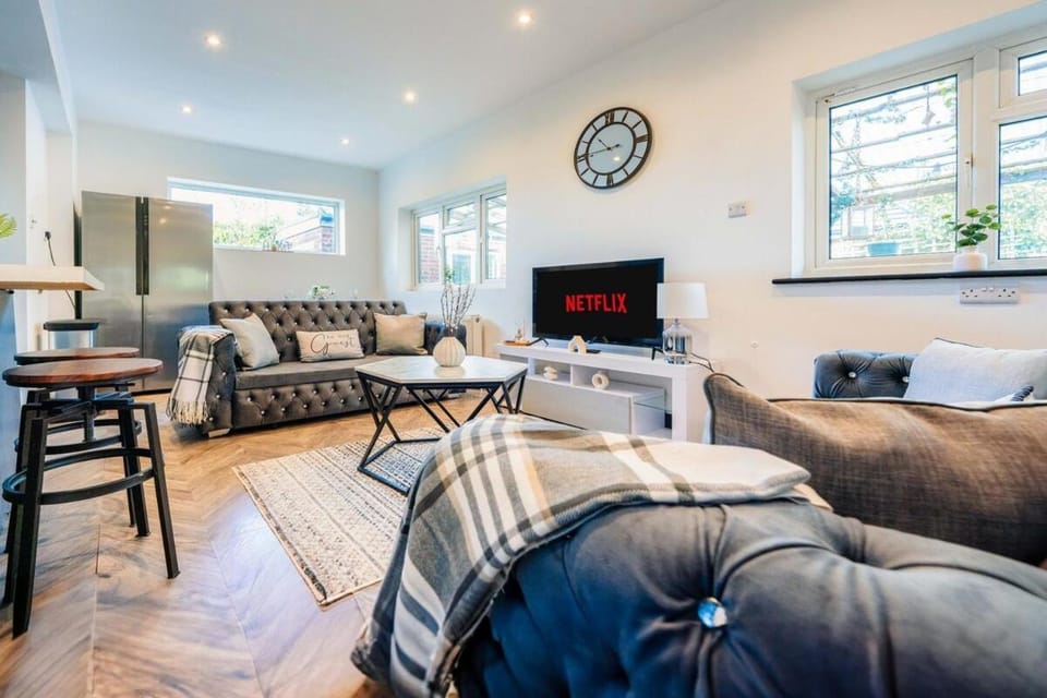 Four Bedroom House by Brookland Stays Serviced Accommodation Short Lets Bushey with Free WiFi Apartment in London