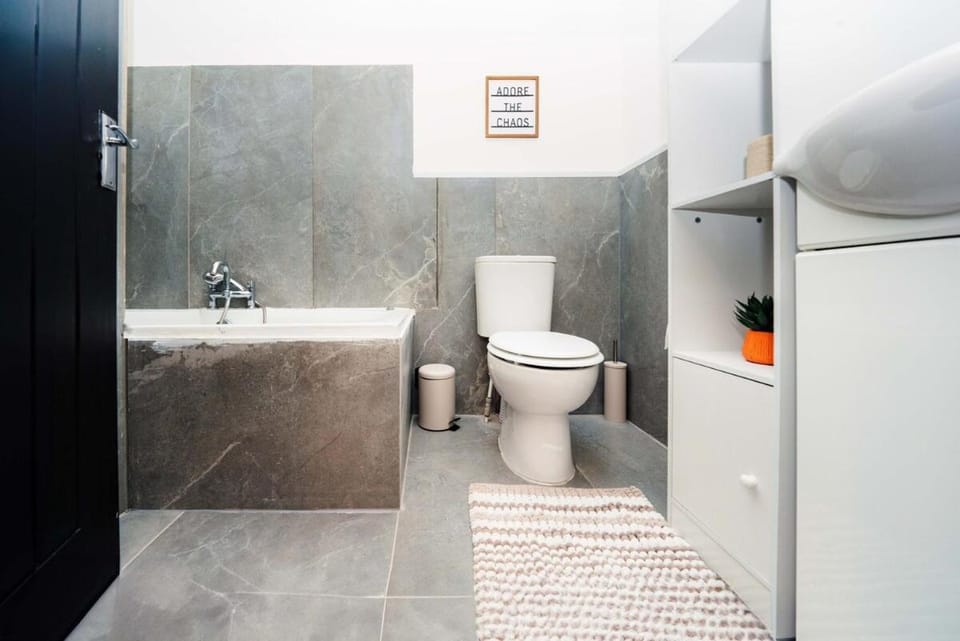 Four Bedroom House by Brookland Stays Serviced Accommodation Short Lets Bushey with Free WiFi Apartment in London