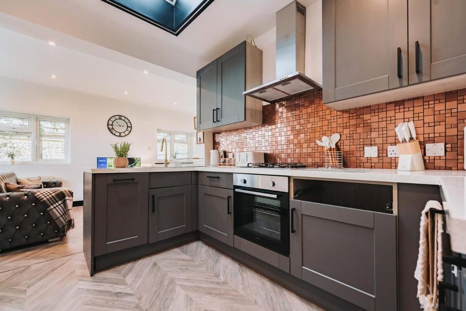 Four Bedroom House by Brookland Stays Serviced Accommodation Short Lets Bushey with Free WiFi Apartment in London