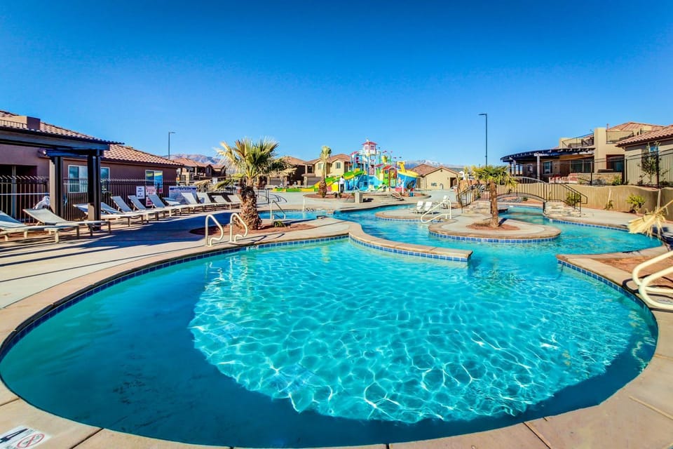 Red Mountain Retreat: Paradise Village #5 House in Santa Clara