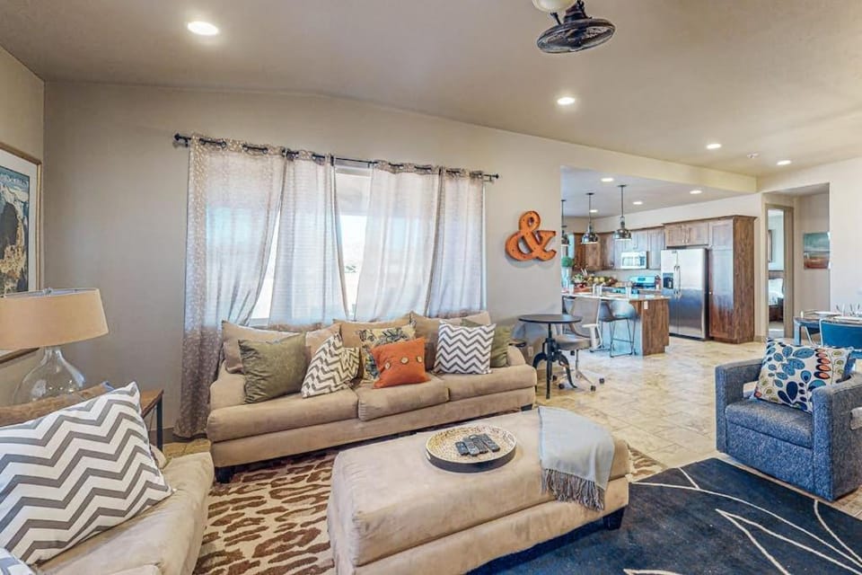 Red Mountain Retreat: Paradise Village #5 House in Santa Clara