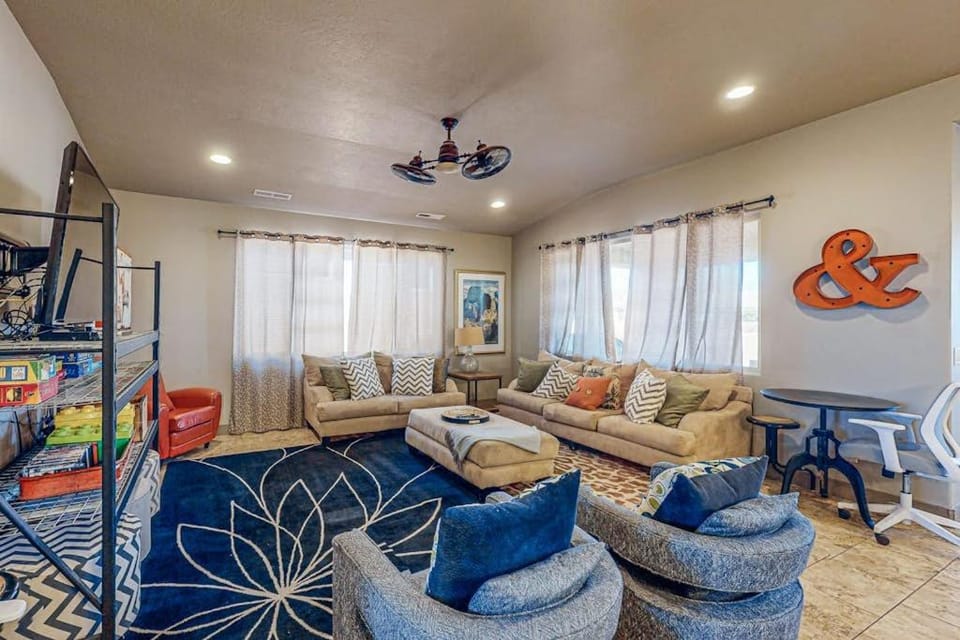 Red Mountain Retreat: Paradise Village #5 House in Santa Clara