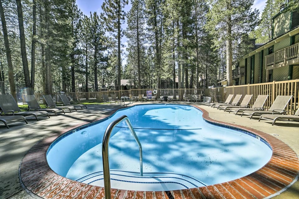 Sunshine Village #108- 1 +Loft , Sleeps 6. Steps from Free Town Shuttle ,Dog Friendly House in Mammoth Lakes