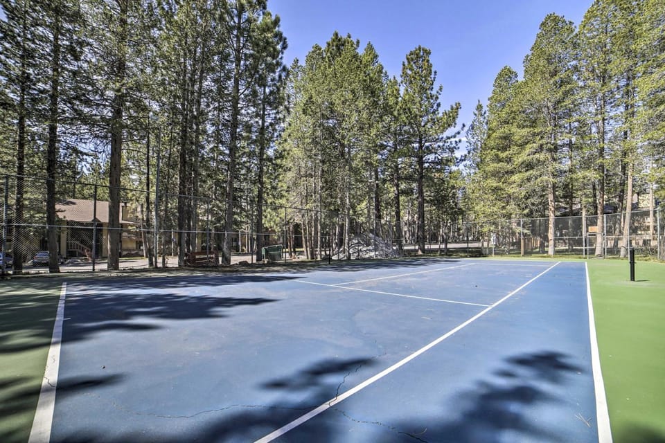 Sunshine Village #108- 1 +Loft , Sleeps 6. Steps from Free Town Shuttle ,Dog Friendly House in Mammoth Lakes