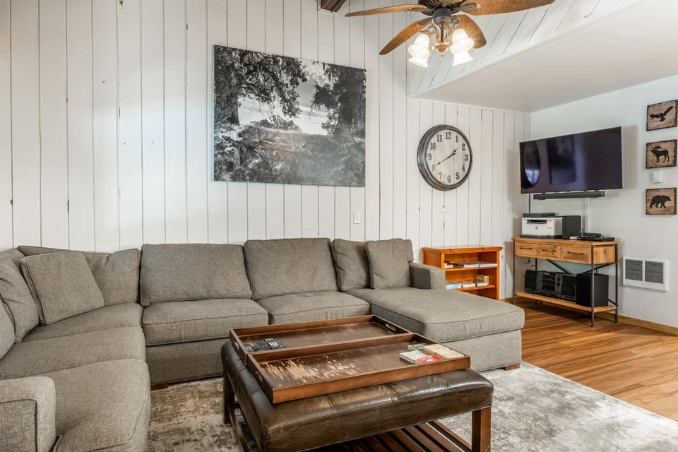 Sunshine Village #108- 1 +Loft , Sleeps 6. Steps from Free Town Shuttle ,Dog Friendly House in Mammoth Lakes