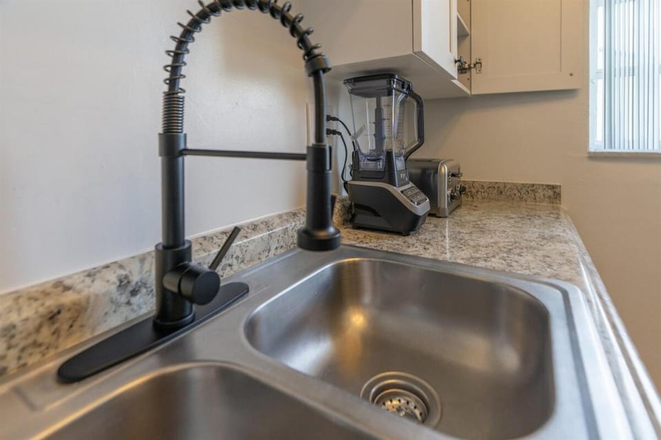 Serene Oasis - Sleeps 11 - Palm Waves Stays Apartment in Coconut Creek
