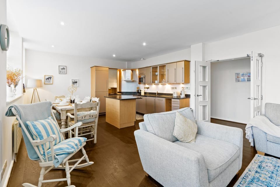 TV and multimedia, Kitchen or kitchenette, Living room, Seating area, Dining area, oven, stove