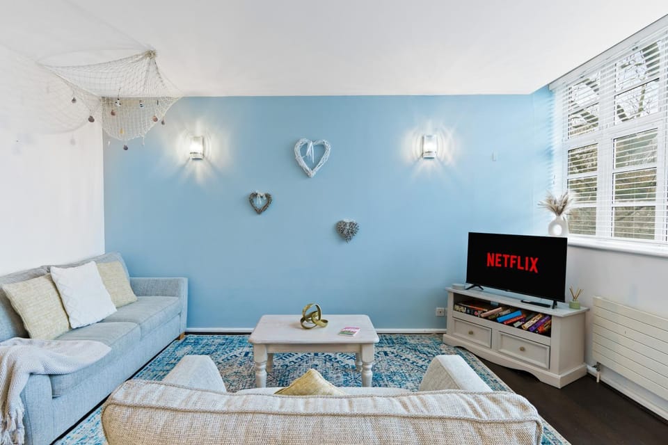 Bed, TV and multimedia, Living room, Seating area