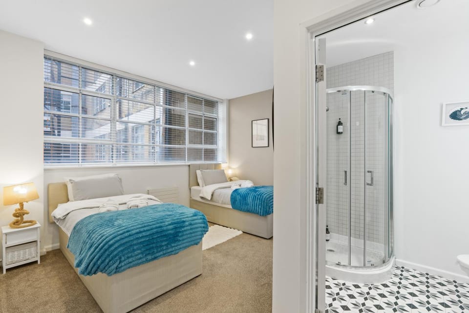 Shower, Bed, Bathroom, Photo of the whole room, Bedroom, towels, wardrobe