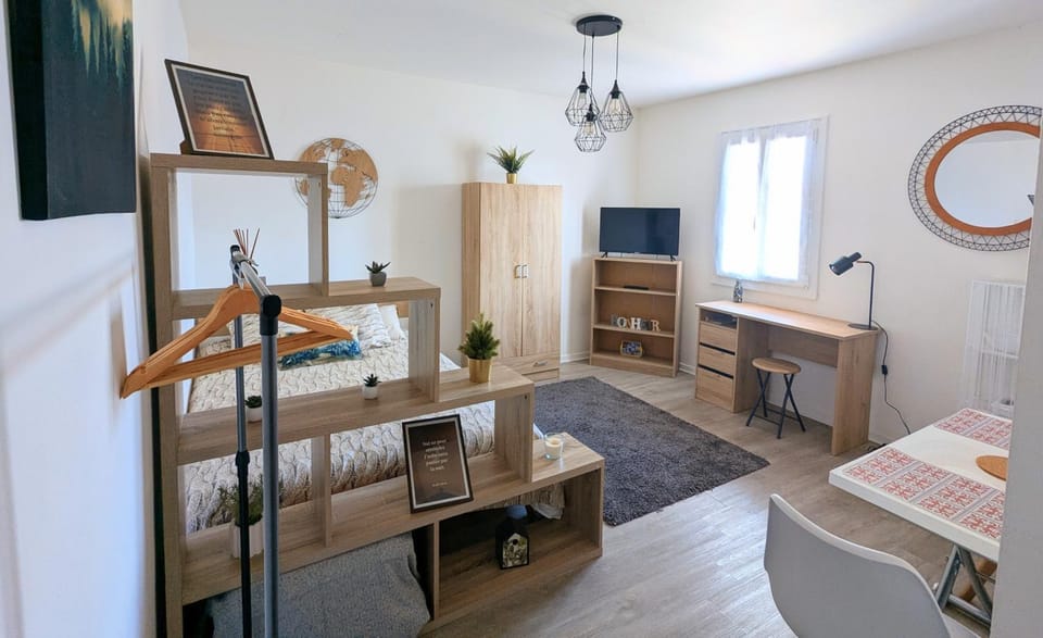 Bed, TV and multimedia, Living room, Photo of the whole room, Seating area, Dining area, Bedroom, wardrobe