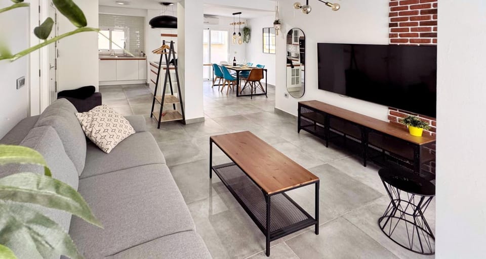 TV and multimedia, Living room, Seating area, Dining area