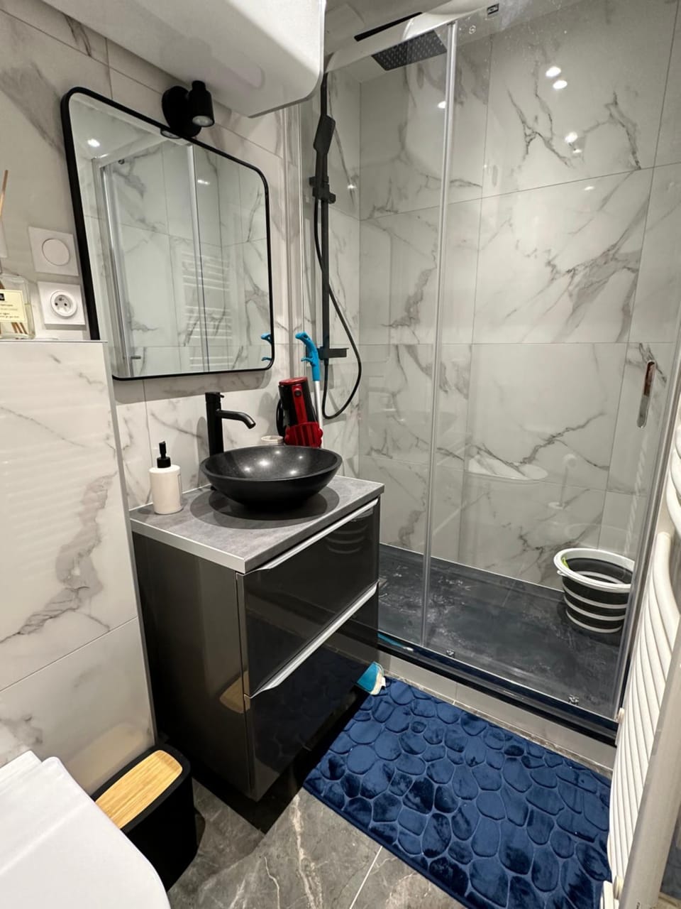 Shower, Toilet, towels