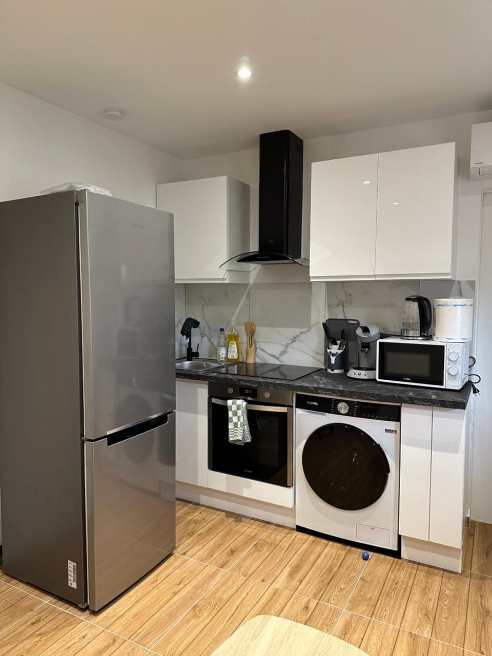Coffee/tea facilities, microwave, oven, stove, washing machine