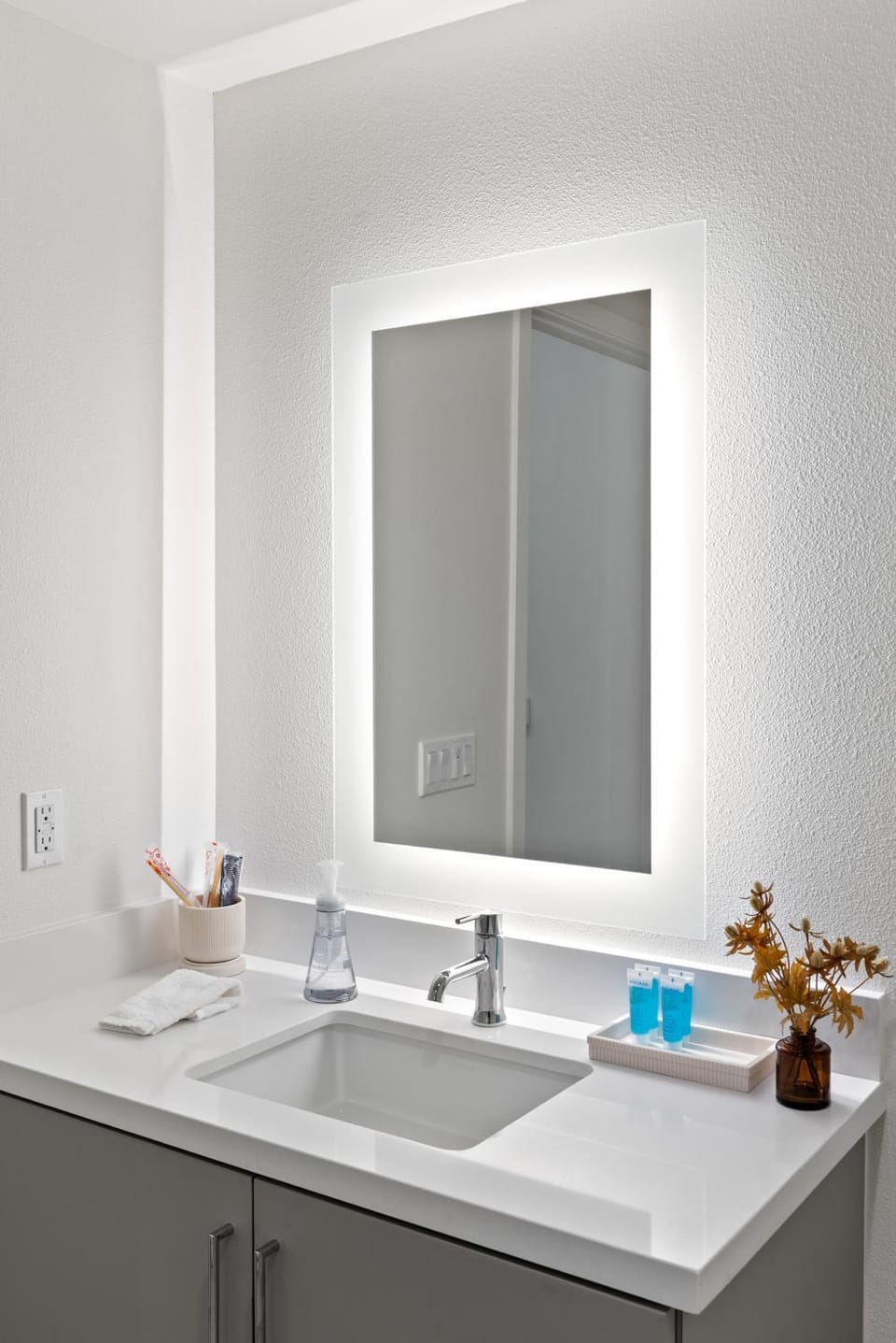 Bright Studio on Sunset Blvd, Free Parking, Gym, and Pool Apartment in West Hollywood