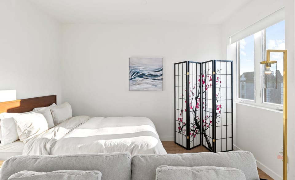 Bright Studio on Sunset Blvd, Free Parking, Gym, and Pool Apartment in West Hollywood
