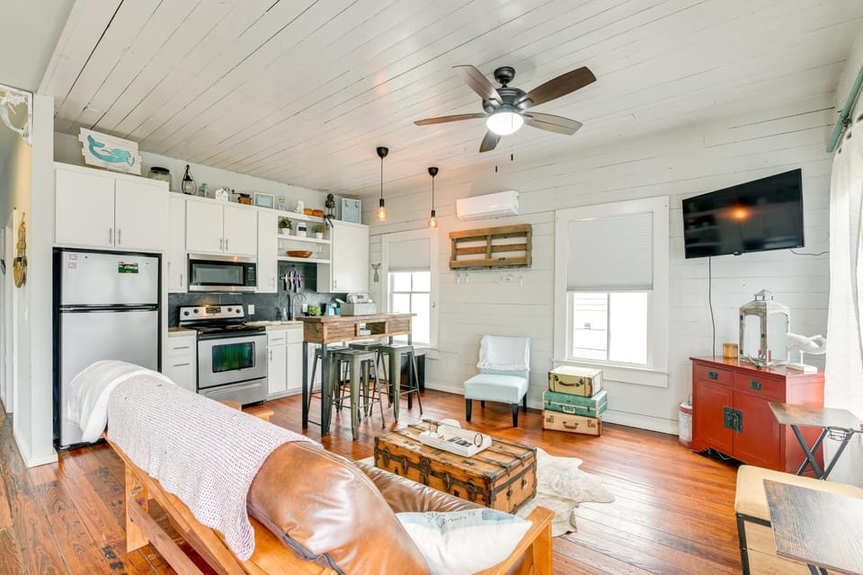 1 Mi to Dtwn Galveston! Home w/ Pet-Friendly Yard House in Galveston Island