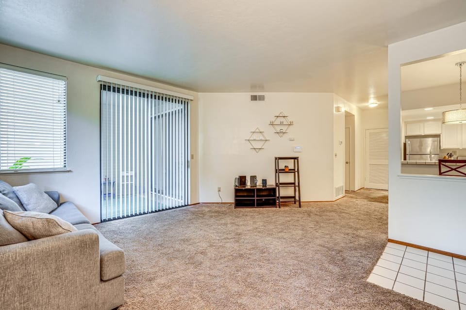 Stay & Play: Bay Area Condo w/ Community Pool! House in Richmond