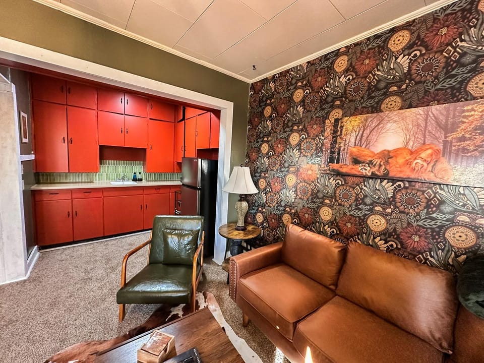 Bigfoot Bungalow-1BD1BABalcony-Downtown RS Apartment in Kansas
