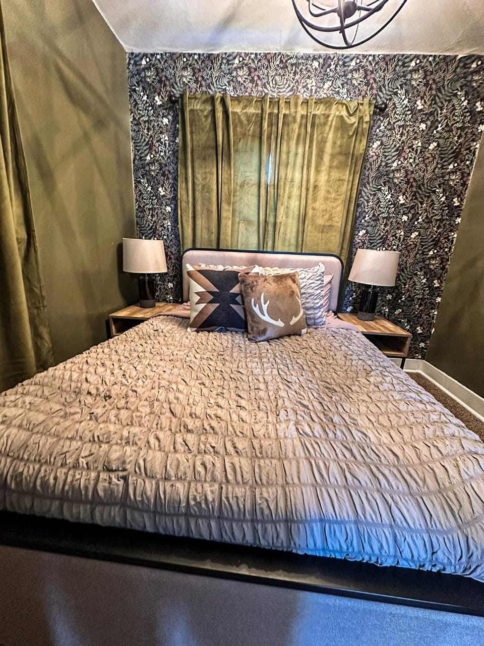 Bigfoot Bungalow-1BD1BABalcony-Downtown RS Apartment in Kansas