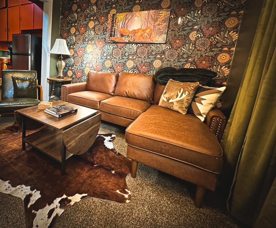 Bigfoot Bungalow-1BD1BABalcony-Downtown RS Apartment in Kansas
