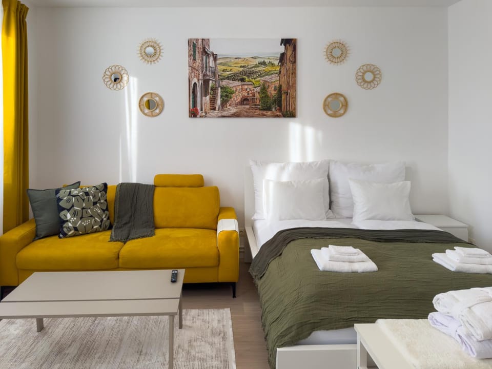 Bed, Living room, Photo of the whole room, Seating area