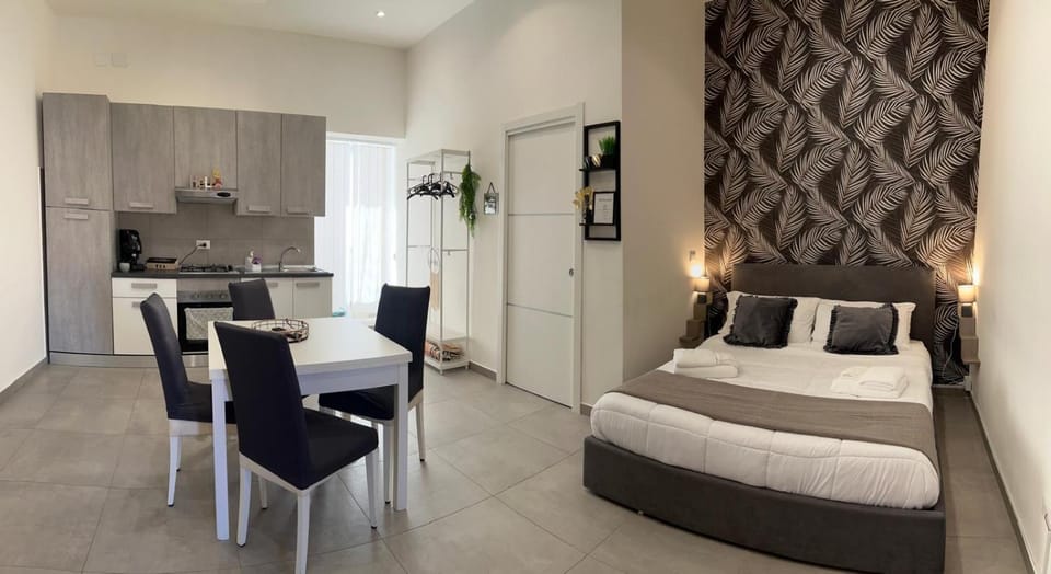 Bed, Kitchen or kitchenette, Photo of the whole room, Dining area, oven