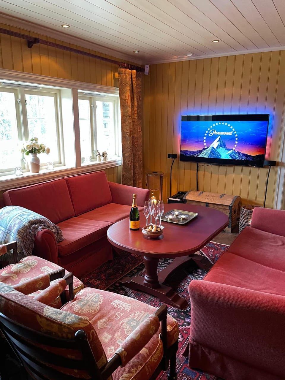 TV and multimedia, Living room, Seating area, Evening entertainment