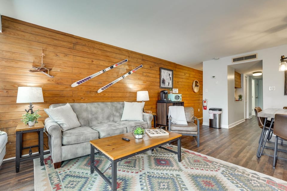 4 Mi to Dtwn Gatlinburg: Condo w/ Pool Access House in Gatlinburg