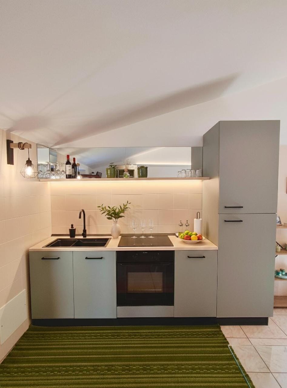 Kitchen or kitchenette, minibar, oven, stove