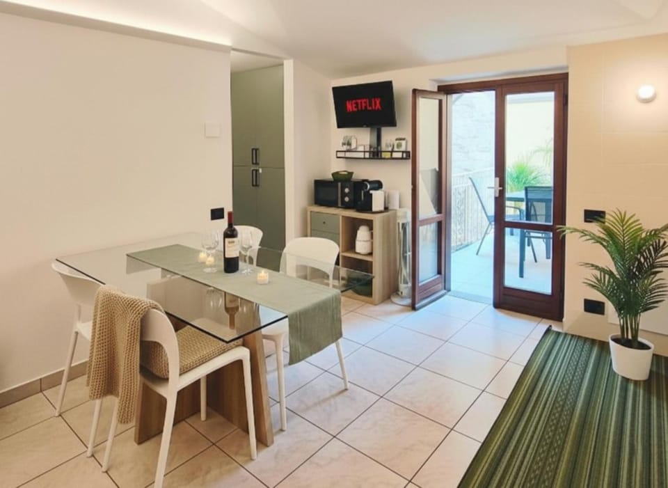 TV and multimedia, Coffee/tea facilities, Kitchen or kitchenette, Living room, Seating area, Dining area, minibar, oven, stove, toaster