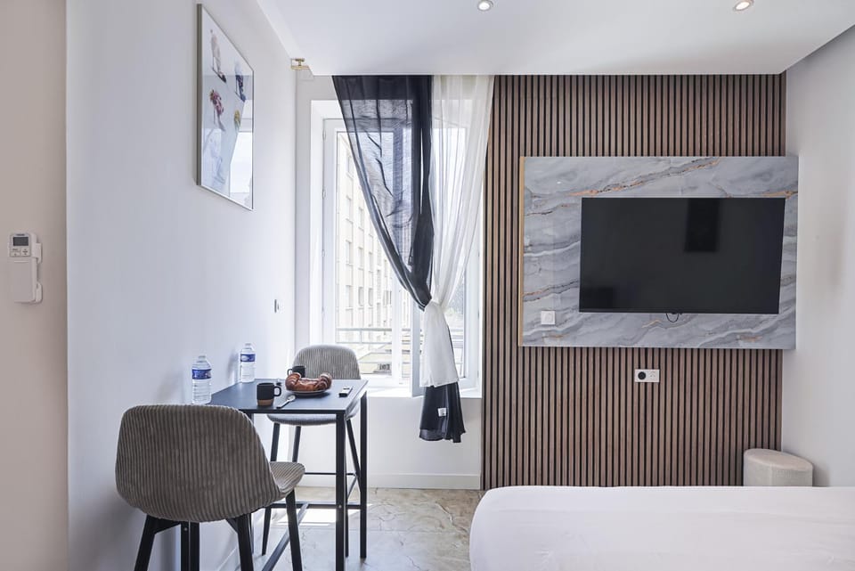 Bed, TV and multimedia, Photo of the whole room, Seating area, Dining area, Bedroom