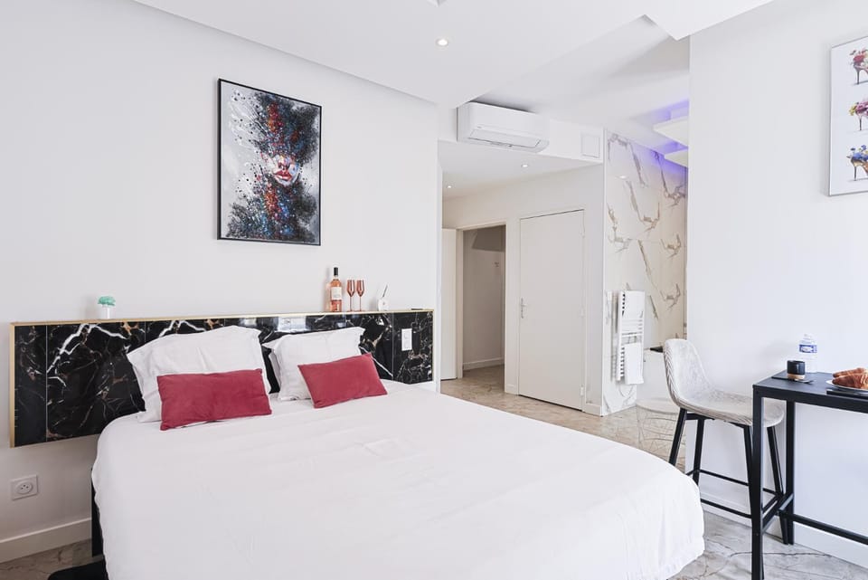 Bed, Photo of the whole room, Dining area, Bedroom, air conditioner