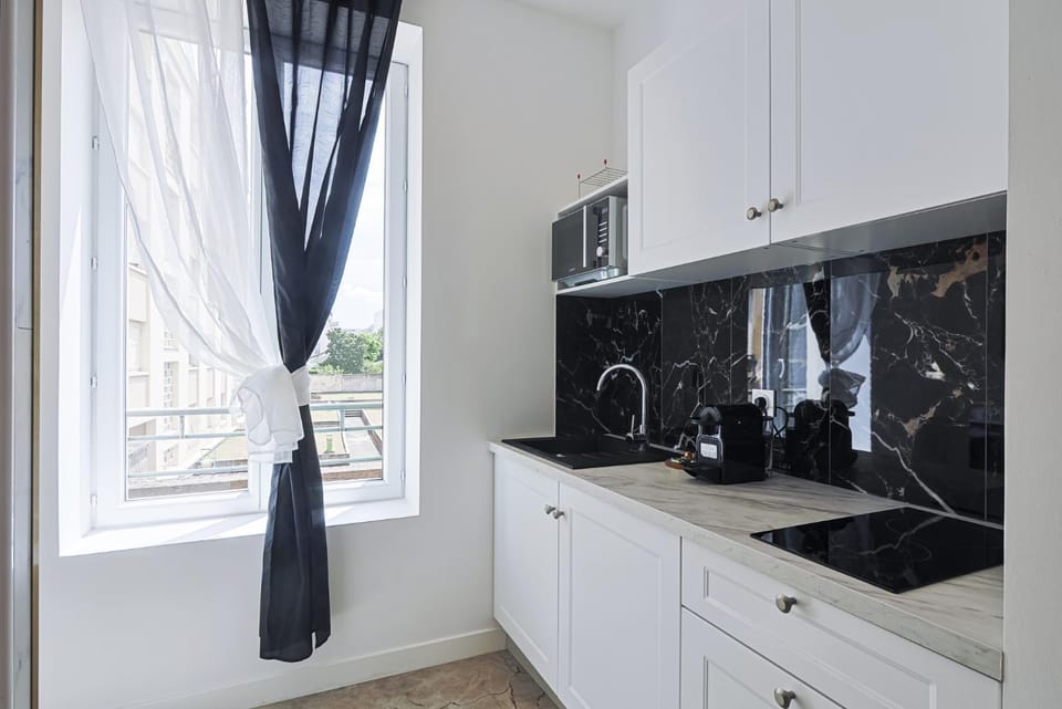 Coffee/tea facilities, microwave, stove, kitchen