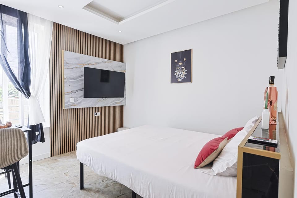Bed, TV and multimedia, Photo of the whole room, Seating area, Dining area, Bedroom