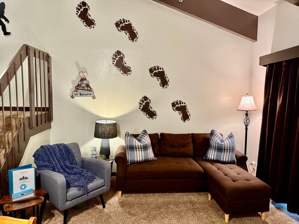 Treetop Condo in Yosemite-Sleeps 6-Balcony Apartment in Tuolumne County