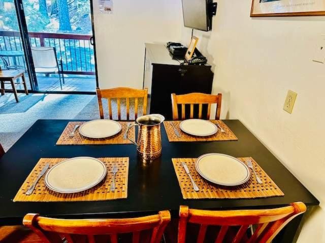 Treetop Condo in Yosemite-Sleeps 6-Balcony Apartment in Tuolumne County