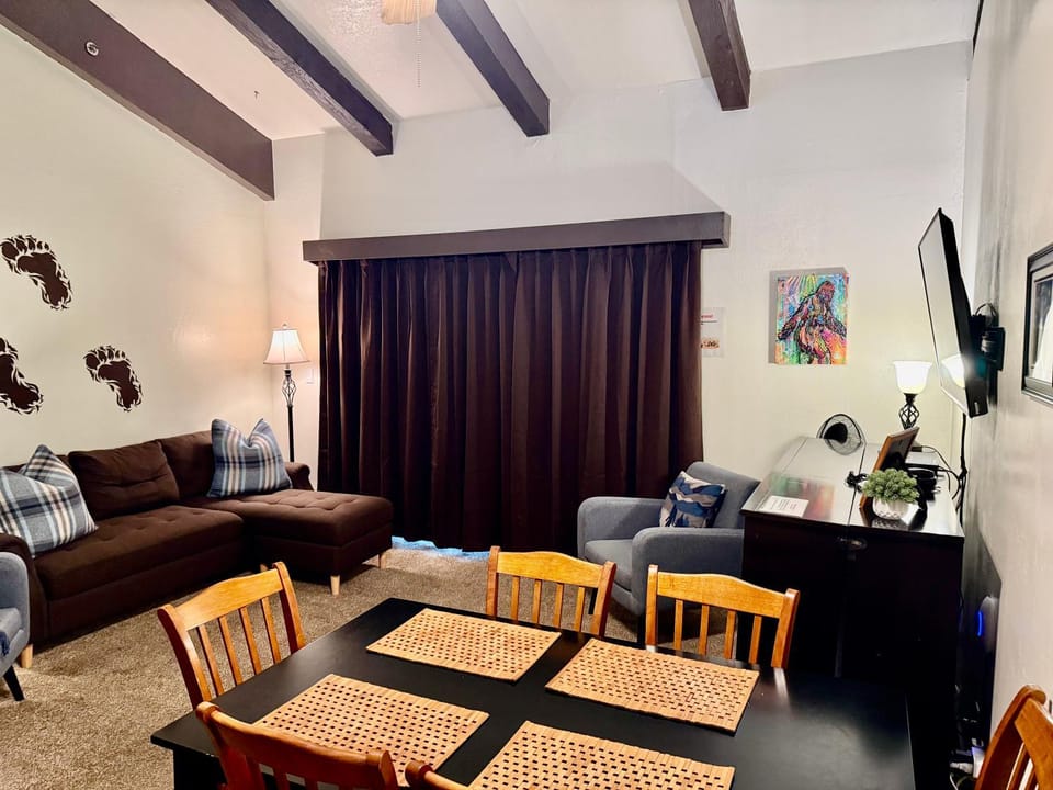 Treetop Condo in Yosemite-Sleeps 6-Balcony Apartment in Tuolumne County