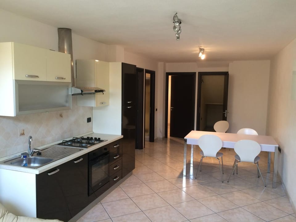 Kitchen or kitchenette, Dining area, oven