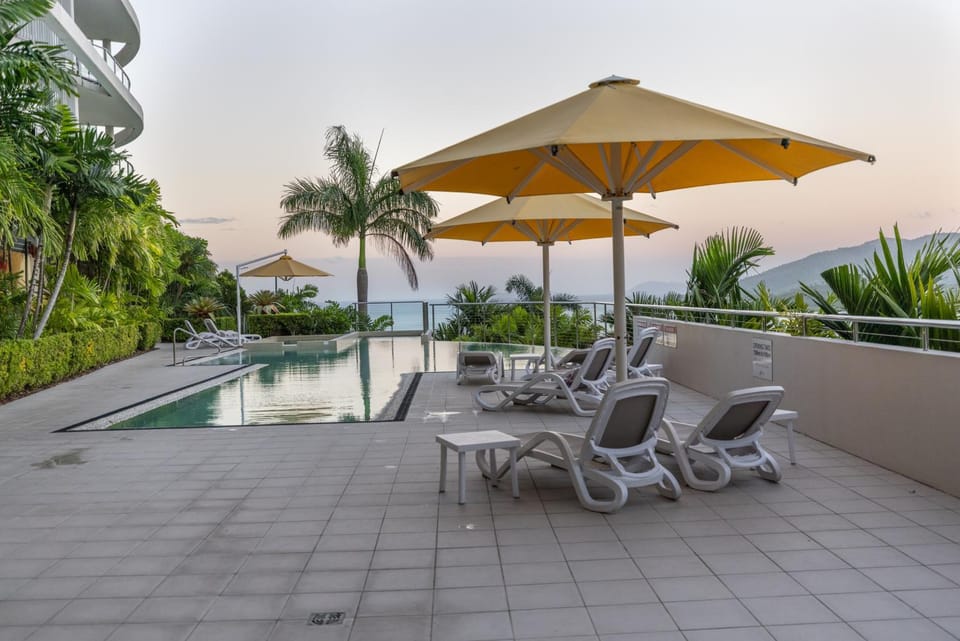 Swimming pool, sunbed