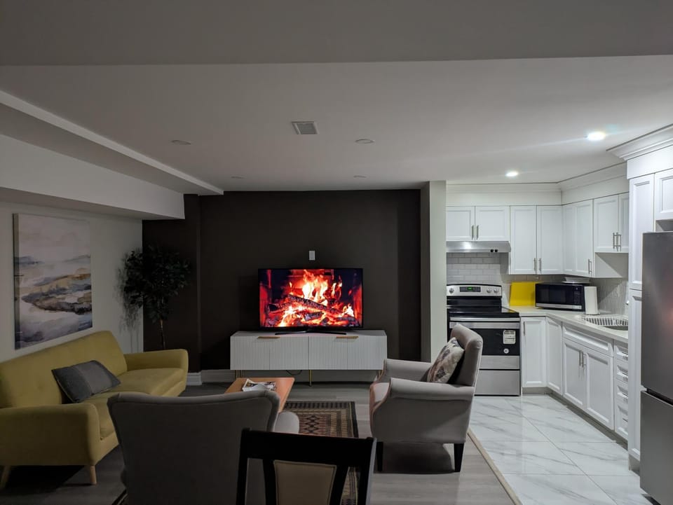 TV and multimedia, Kitchen or kitchenette, Living room, Seating area, Dining area, oven, stove